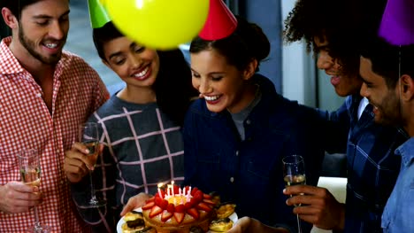 Ejecutivos-felizes-celebrando-su-cumpleaños-de-colegas
