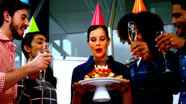 Ejecutivos-felizes-celebrando-su-cumpleaños-de-colegas