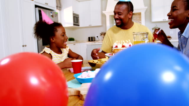 Familia-celebrando-un-cumpleaños-en-cocina-en-casa