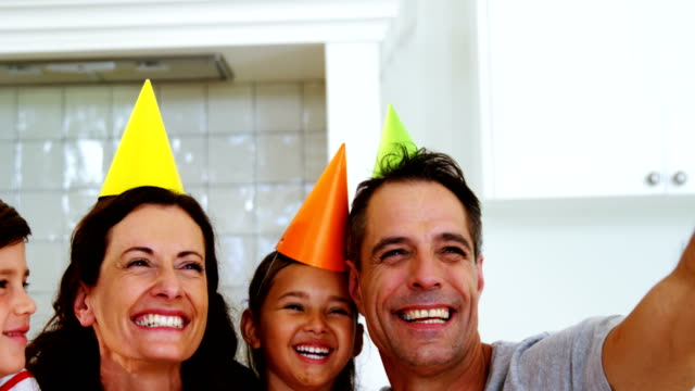 Glückliche-Familie-dabei,-dass-eine-Selfie-feiern-Geburtstag