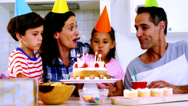 Glückliche-Familie-feiern-Geburtstag