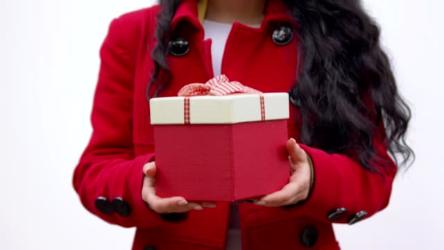 Eine-Box-mit-einem-Geschenk-in-den-Händen-einer-Frau