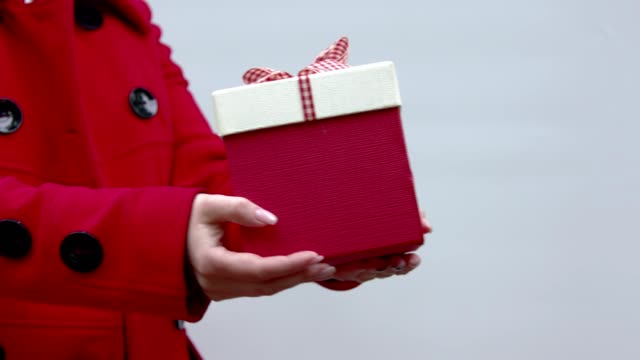Roten-Geschenkbox-mit-weißen-Band.