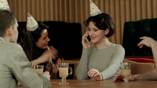 Niña-celebrando-cumpleaños-en-café,-hablar-por-teléfono-celular