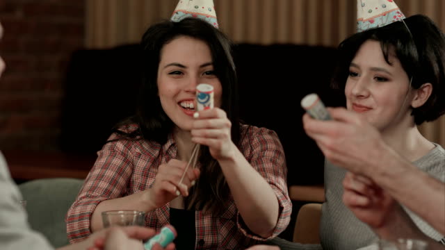 Jóvenes-cumpleaños-celebración-de-lanzar-confeti