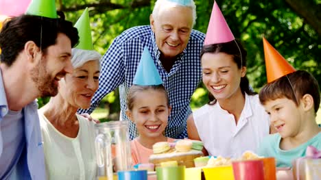 Mehr-Generationen-Familie-feiert-Geburtstag