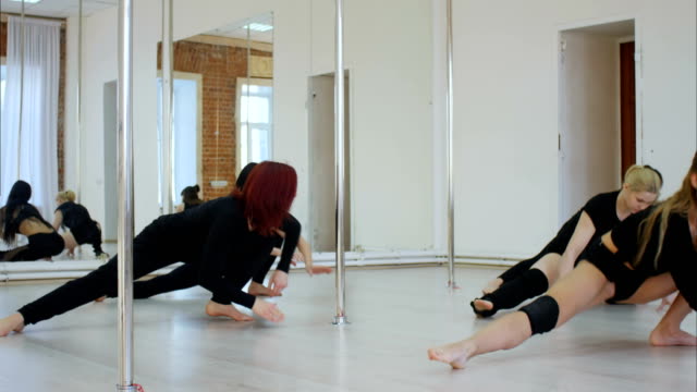 Group-of-pyoung-women-in-a-stretching-class