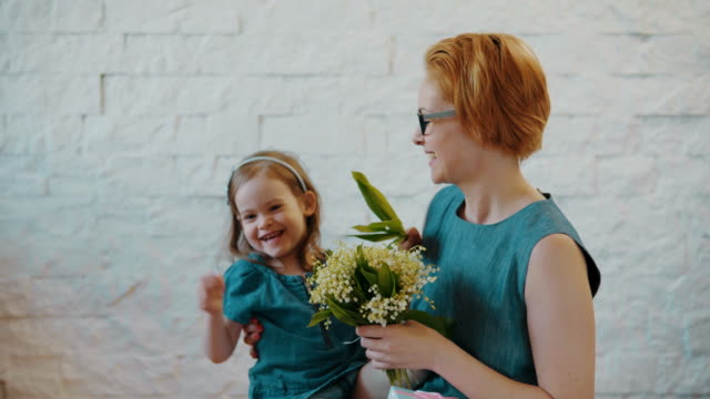 Mutter-und-Tochter-riechen-schöne-Blumen