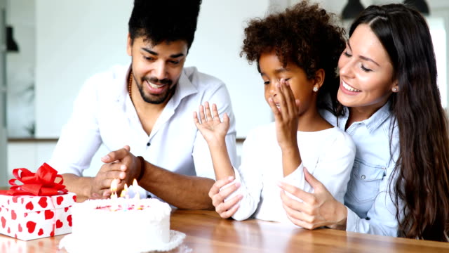 Familie-feiern-Geburtstag-ihres-Kindes