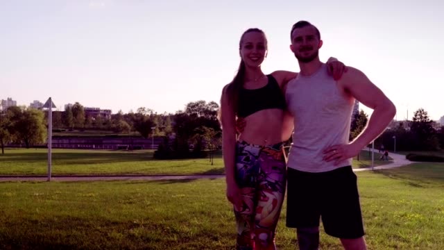 Fitness-man-and-woman-in-a-city-park