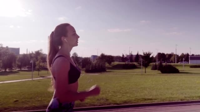 Frau-läuft-in-einem-Stadtpark