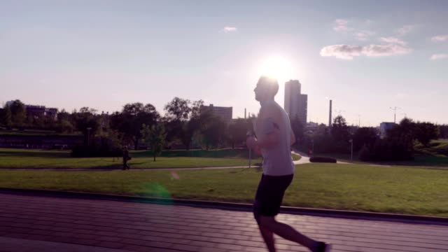 Mann-läuft-in-einem-Stadtpark
