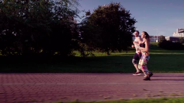 Mann-und-Frau-läuft-im-Stadtpark