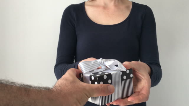Mans-Aushaendigen-eine-weibliche-Geschenkbox