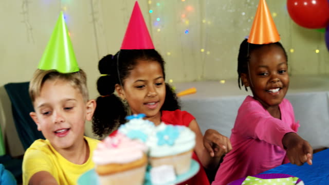 Los-niños-señalando-alimentos-dulces-durante-el-cumpleaños-del-partido-4k