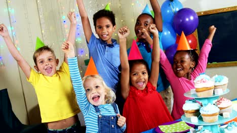Kinder-Spaß-miteinander-während-Geburtstag-party-4k
