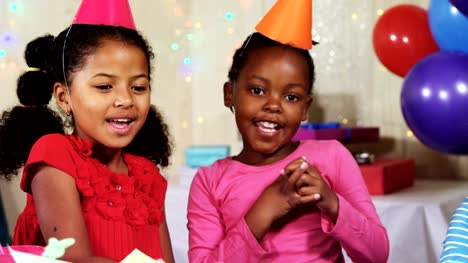 Los-niños-que-se-divierten-durante-el-cumpleaños-del-partido-4k