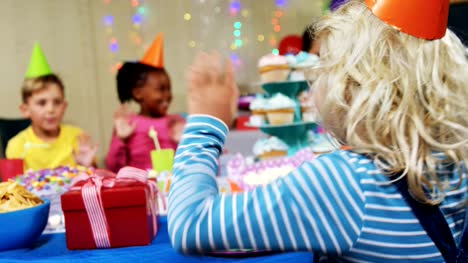 Los-niños-que-se-divierten-durante-el-cumpleaños-del-partido-4k
