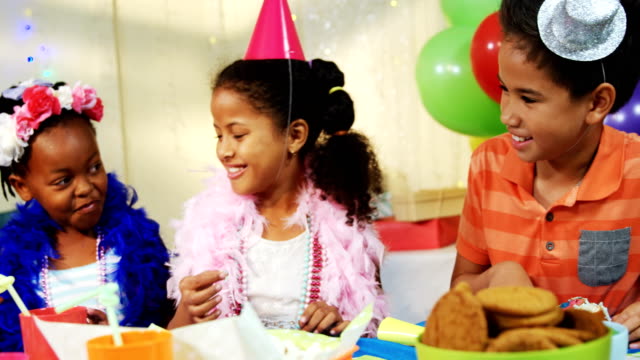 Kinder-haben-Kuchen-Geburtstag-party-4k