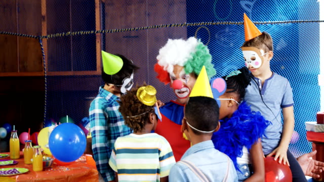 Clown,-die-Interaktion-mit-den-Kindern-während-der-Geburtstagsfeier-4k
