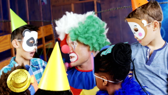Clown,-die-Interaktion-mit-den-Kindern-während-der-Geburtstagsfeier-4k