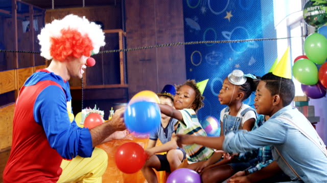 Clown-spielen-mit-den-Kindern-während-der-Geburtstagsfeier-4k