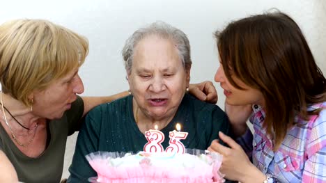 Familia-feliz-celebra-cumpleaños-de-la-abuela
