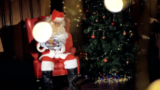Santa-Claus-setzen-Geschenkkarton-Weihnachtsbaum.