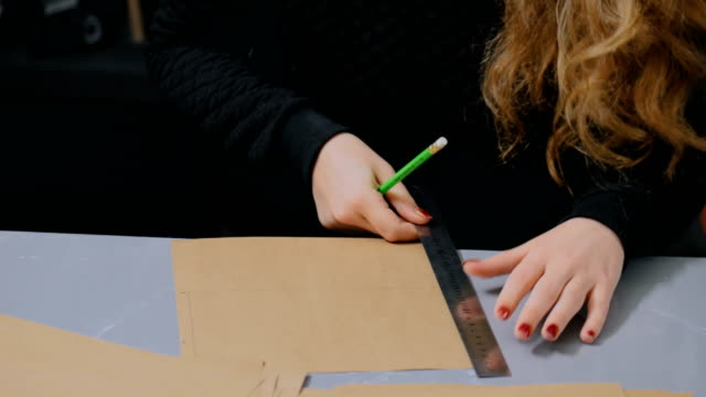 Decorador,-diseñador-de-mujer-profesional-trabajo-con-papel-kraft