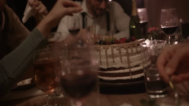Menschen-essen-Dessert-Kuchen-mit-Obst-zu-Lande-Dinnerparty