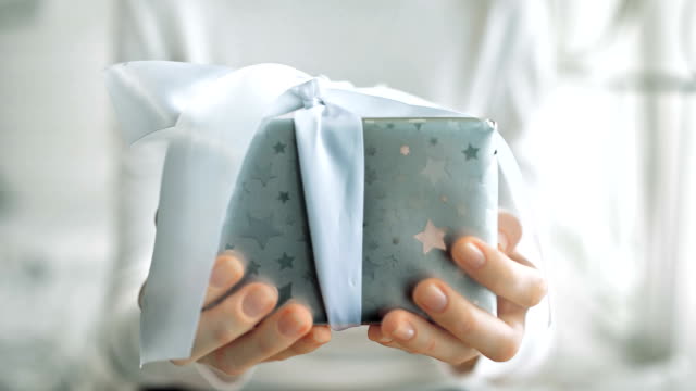 Junge-Frau-Hände-halten-Geschenk-box