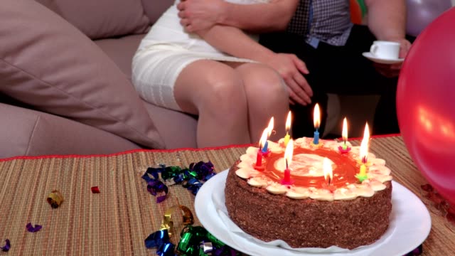 Mujer-sopla-velas-en-el-pastel-de-la-fiesta-de-cumpleaños