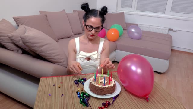 Mujer-enciende-las-velas-en-el-pastel-de-cumpleaños