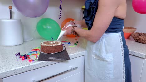 Mujer-de-decorar-torta-con-jeringa-culinaria-en-cocina