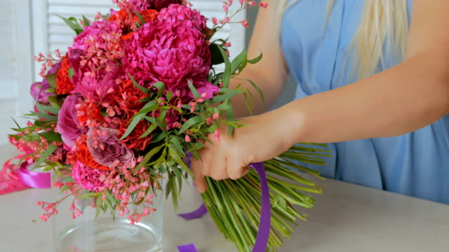 4-Aufnahmen.-Professionellen-Floristen-machen-schönen-Blumenstrauß-im-Blumenladen
