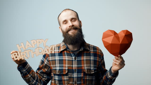 Hipster-Mann-zeigen-und-Ihnen-einen-herzlichen-Glückwunsch-zum-Geburtstag-text