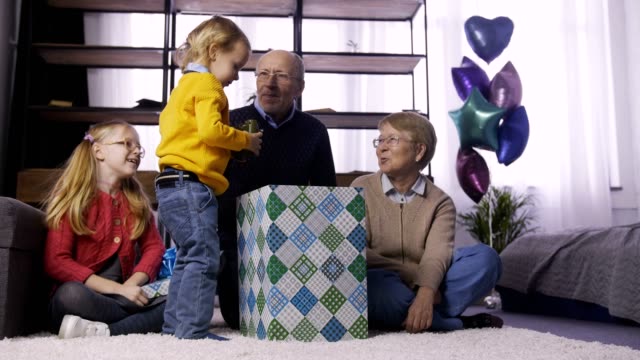 Kleinkind-Kind-öffnen-großes-Geschenk-Box-zu-Hause