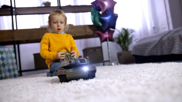 Süsser-Boy-mit-Fernbedienung-Spielzeug-zu-Hause-spielen