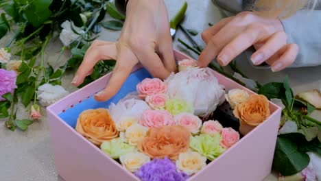 Professionellen-Floristen-machen-Geschenkbox-mit-Blumen-im-Blumenladen