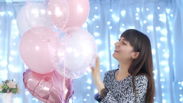 Glückliche-Frau-spielen-mit-Luftballons