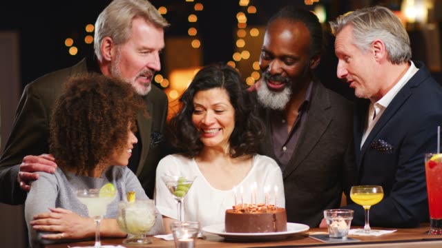 Gruppe-der-mittleren-Alter-Freunde-feiert-Geburtstag-In-der-Bar
