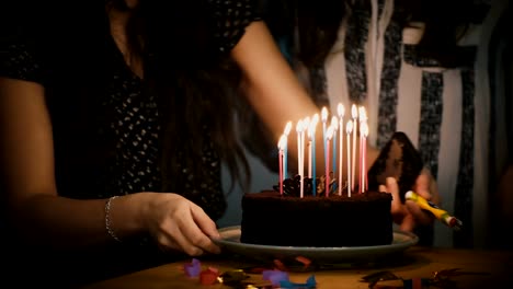 Zwei-Mädchen-bereiten-Geburtstagstorte-mit-Kerzen.-Party-Feier-zu-überraschen.-Freunden-zusammen.-Festliche-Stimmung-Zweisamkeit-4K
