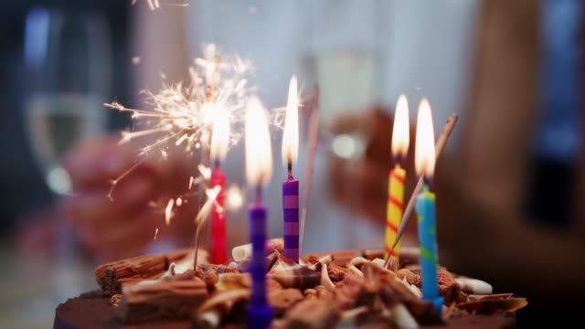 Geburtstagstorte-mit-Wunderkerze-und-brennende-Kerzen,-Nahaufnahme