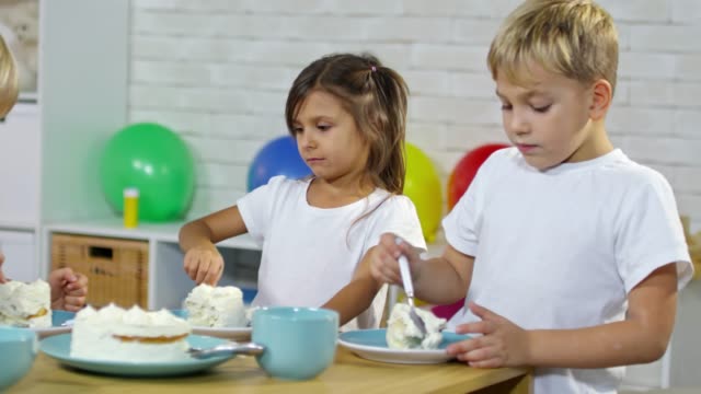 Niños-comiendo-pastel