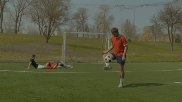 Jugador-de-fútbol-rebotando-la-pelota-con-los-pies