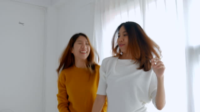 Junge-asiatische-Frauen-lesbisches-Paar-Tanz-im-Schlafzimmer.-Lifestyle-Freundschaft-Konzept.