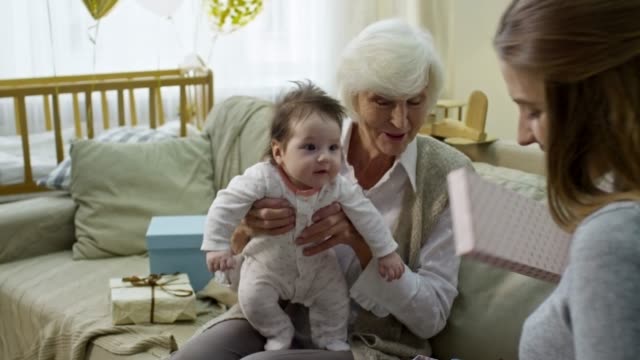 Großmutter-und-Mutter-Öffnung-Geschenke-für-Baby