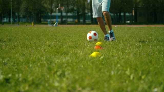 Slow-Motion-Schuss-der-Fußballer-training