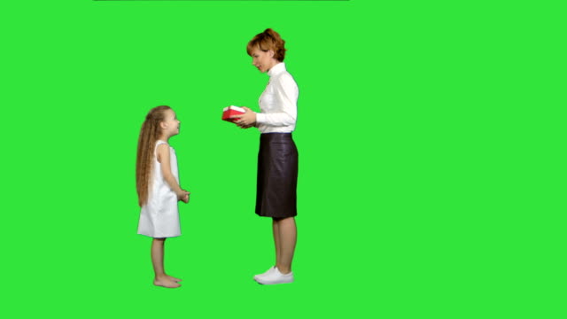 Glückliche-Mutter-und-Tochter-Gebens-und-Nehmens-Geschenk-Box-auf-einem-Green-Screen,-Chroma-Key