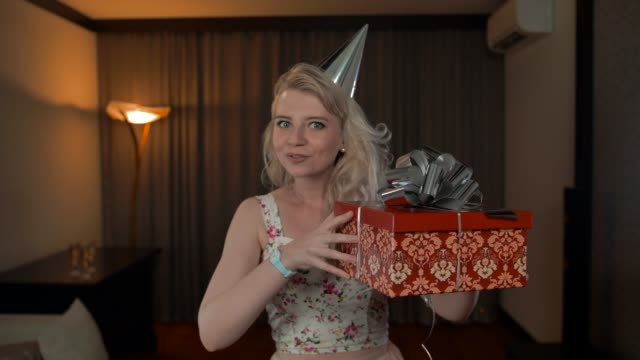 Glückliches-Mädchen-in-Erregung-immer-Weihnachts-box
